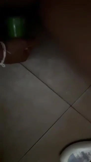 Азиатская жена играет с огурцом