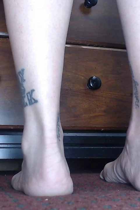 Tip toe toe pointing high arch feet