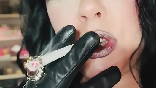 Schwarzhaarige Goth raucht eine Zigarette - BBW Tina Snua raucht mit Lederhandschuhen &schmuck