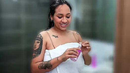 Esmer Büyük Göğüsler Spor Sonrası Küvette Dokunuldu