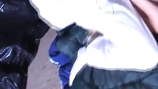 Sarışın hatun amcığını yalatıyor ve orgazm olmak için parmaklanıyor