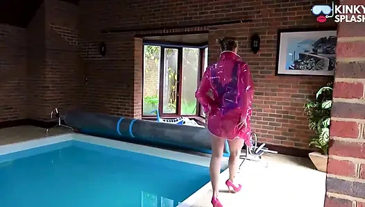 Pvc mac, lateks ve topuklu ayakkabılarla yüz ve oyna