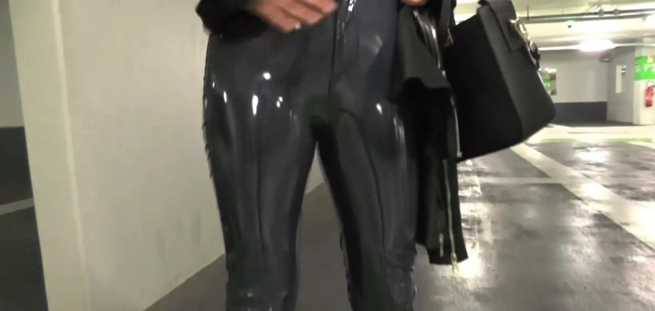 i ask this milf to show her sexy outfit and leggings!