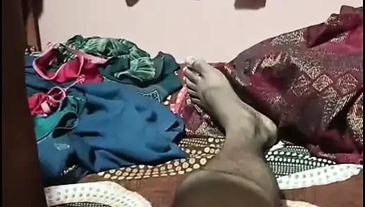 Erkek arkadaşının yarağını emdi ve kendini iyi sikti.