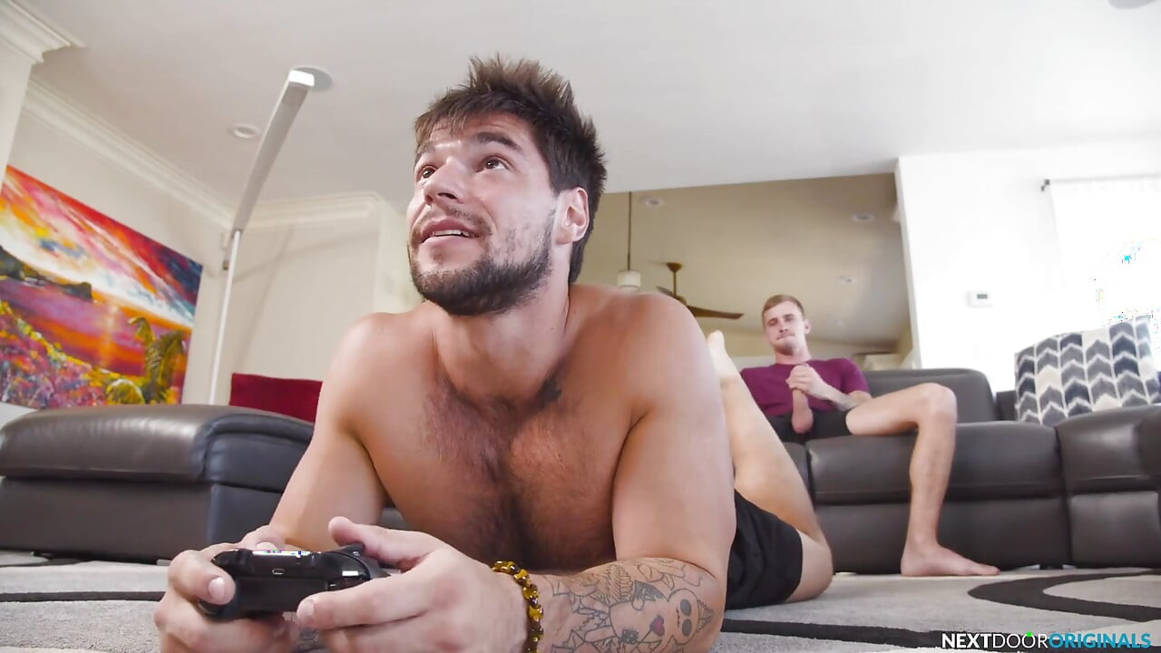 Ryan jordan在玩电子游戏时干分心的继兄 - NextDoorStudios