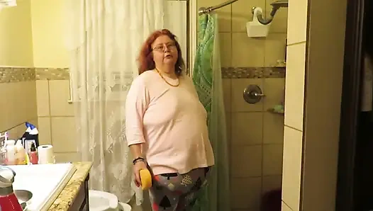 Мачеха убирается в ванной, думает о своем пасыноке, наблюдая