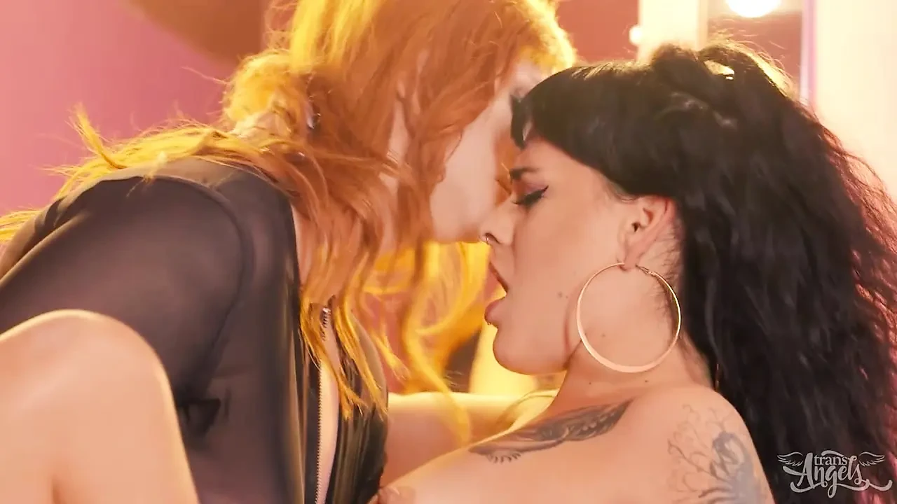TRANS ANGELS - přítel Maeve Rose ji pustí, ale Evie závist jí dá výstřik na obličej, po který touží