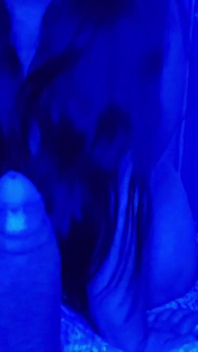 Moment puissant de « "Une salope mariée suce une grosse bite avant de filmer des scènes »