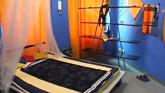 Sarışın aşk deliğini parmaklıyor
