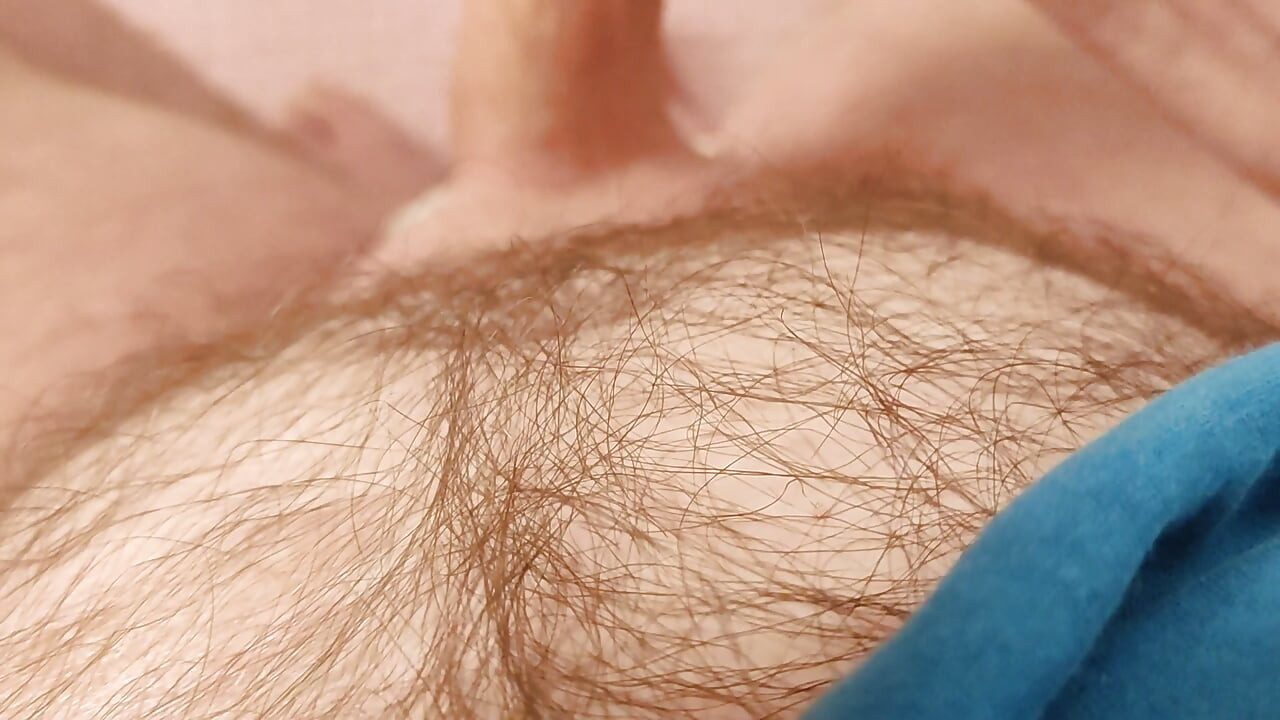 침대에 누워 딜도를 타고 자지를 따먹고 젖은 구멍을 기다리고 있습니다.