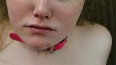 Teenager succhia il cazzo sulla telecamera per la prima volta