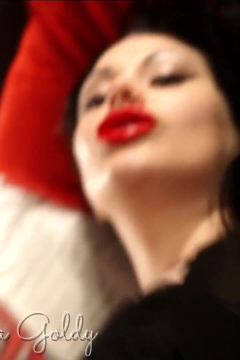 เพลิดเพลินกับความงามของปากแดงฉ่ําๆ และลุคของผู้หญิงที่หลงใหลที่มีเสน่ห์!