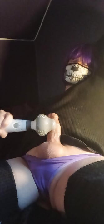 Explosief orgasme van stimulator met Raven LeTrap