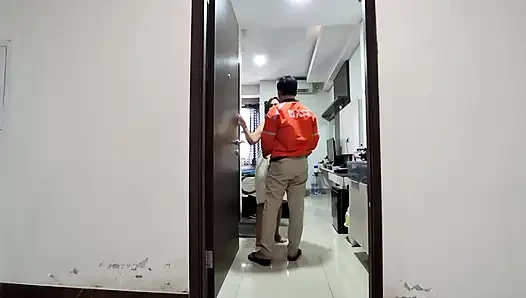Aku Ngentot Pria Pengantar Makanan Dan Bikin Cowok Ini Puas