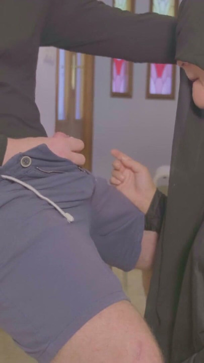 I risk exposing my cock in front of a woman in a hijab. - SHE'S SHOCKED! | Clip 1