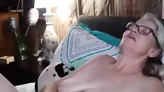 Seksi iri güzel kadın çıplak yoga yapıyor ve sonra boşalıyor!