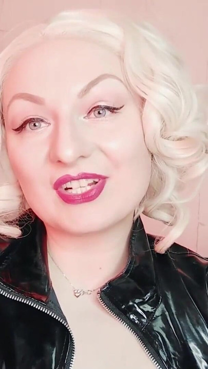 A "durva FemDom JOI kiverési utasítások PVC kabátban - fétis pornó - Mistress Arya Grander" kulcsfontosságú pillanata