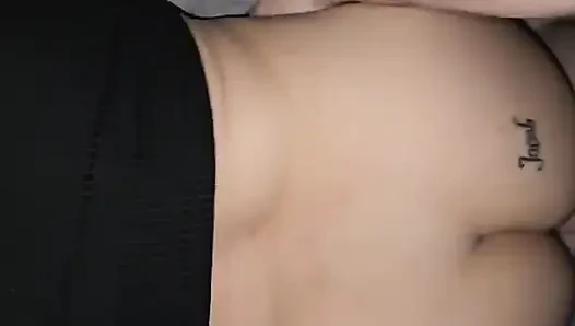 Лег спать без штанов, и он воспользовался, лол трахнул мою большую задницу, пока он не пришел повсюду это любовь перед сном