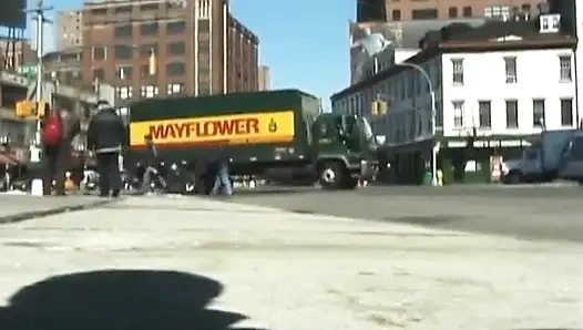 Сексуальную девушку ласкают сиськами, пока ее связывают