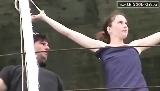 Сексуальная девушка с маленькими сиськами связана, пока обнаженная