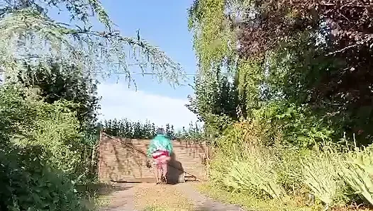 Akşam dışarı çıkmak için çiçek desenli küçük bir etekle giyinmiş