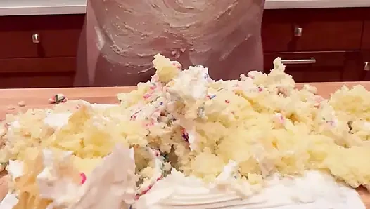 Stiefmutter ruiniert geburtstagskuchen mit ihren riesigen titten