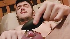 Schwuler Twink Tristan aus Vancouver, Kanada, hat den Orgasmus im Keuschheitskäfig ruiniert