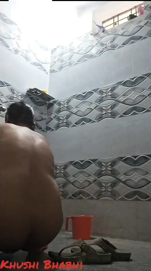 Desi bhabhi bathroom me naha rahi h...