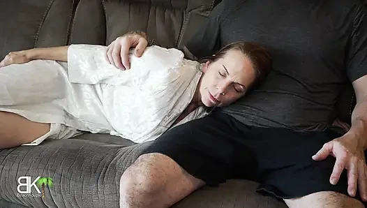 Mami und stiefsohn teilen sich eine couch! Aitsf230407
