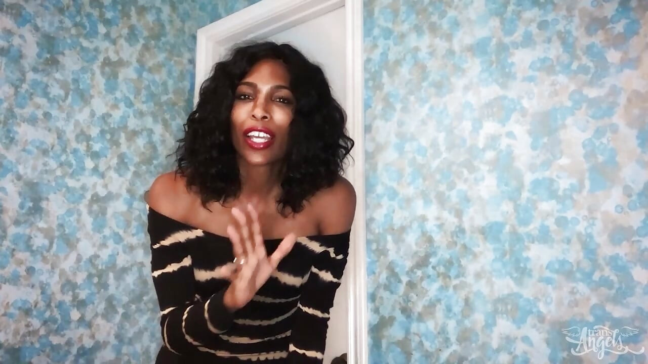 Trans angels - natassia dreams yang seksi menarikmu dengan kata-kata menggoda dan kepercayaan dirinya