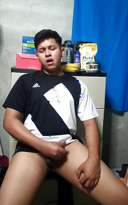 Alan tokers在他的房间里自慰1