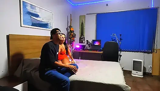 Istirahat makan malam: dia ingin duduk di penisku sebelum pencuci mulut