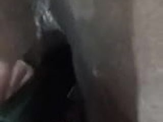 Бразильская милфа с большими сиськами мастурбирует селфи-бутылкой