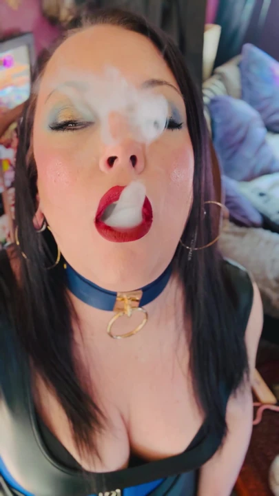 英国妻子，Tina Snua，一次抽2支香烟！飘逸的 Snap 吸入吸烟者烟雾 Omi Ome |剪辑 1