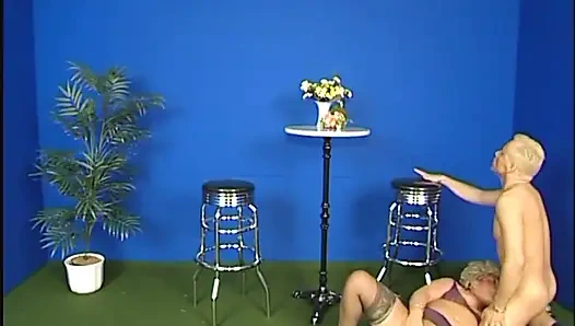 Зрелая сучка получает два члена, один за одним