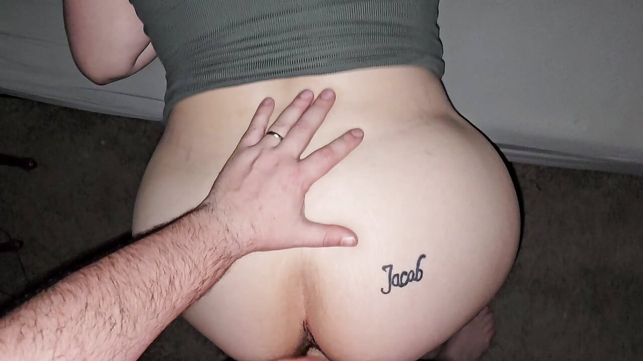 Ich lutsche ihn ab, dann dreht er mich um und hämmert meinen dicken arsch