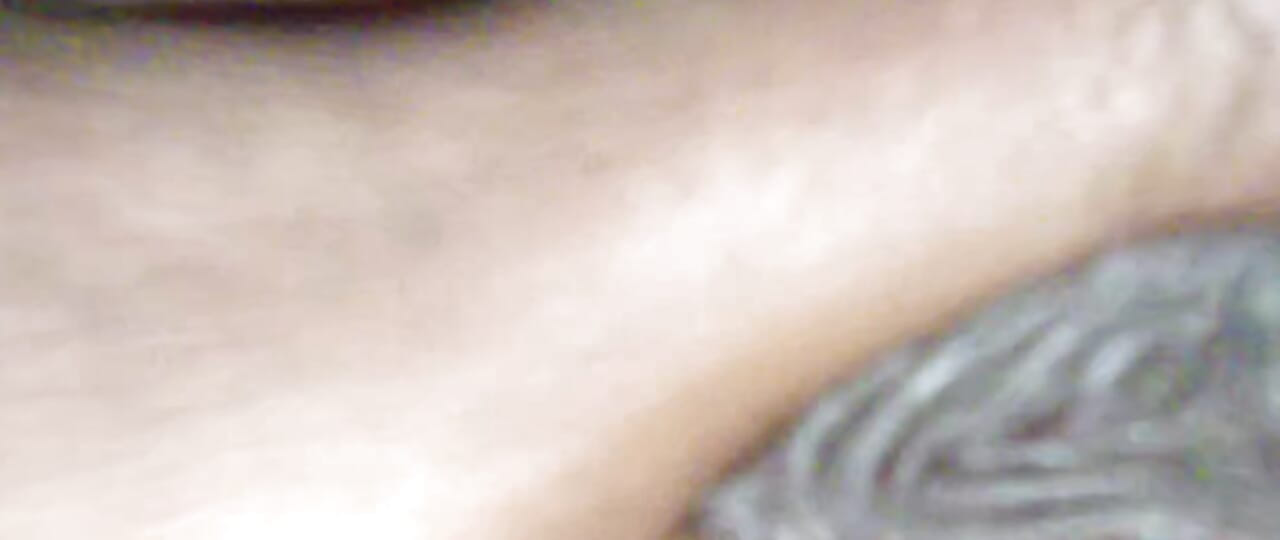 Der india college-junge genießt die nacht im hostel