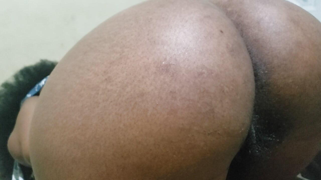 Gran culo amateur en primer plano en la ducha crea una seductora fantasía adulta llena de curvas audaces