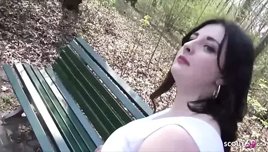Elisa, étudiante allemande, séduit pour baiser dans un parc à Berlin