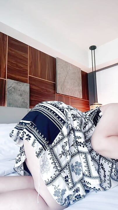 젊은 아줌마 매끄러운 몸 유혹적인 포즈