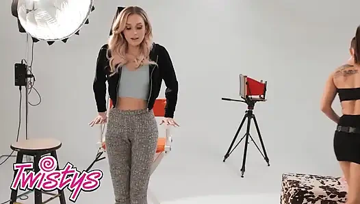 Twistys - aidra fox dan charlotte sins mengubah mishap riasan wajah menjadi lesbian yang hot di ruang ganti