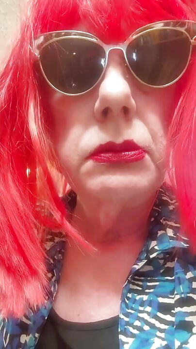 SMOKING VS120 MENTHOLS IN THE BATHROOM - PINK WIG, BLACK GLOVES