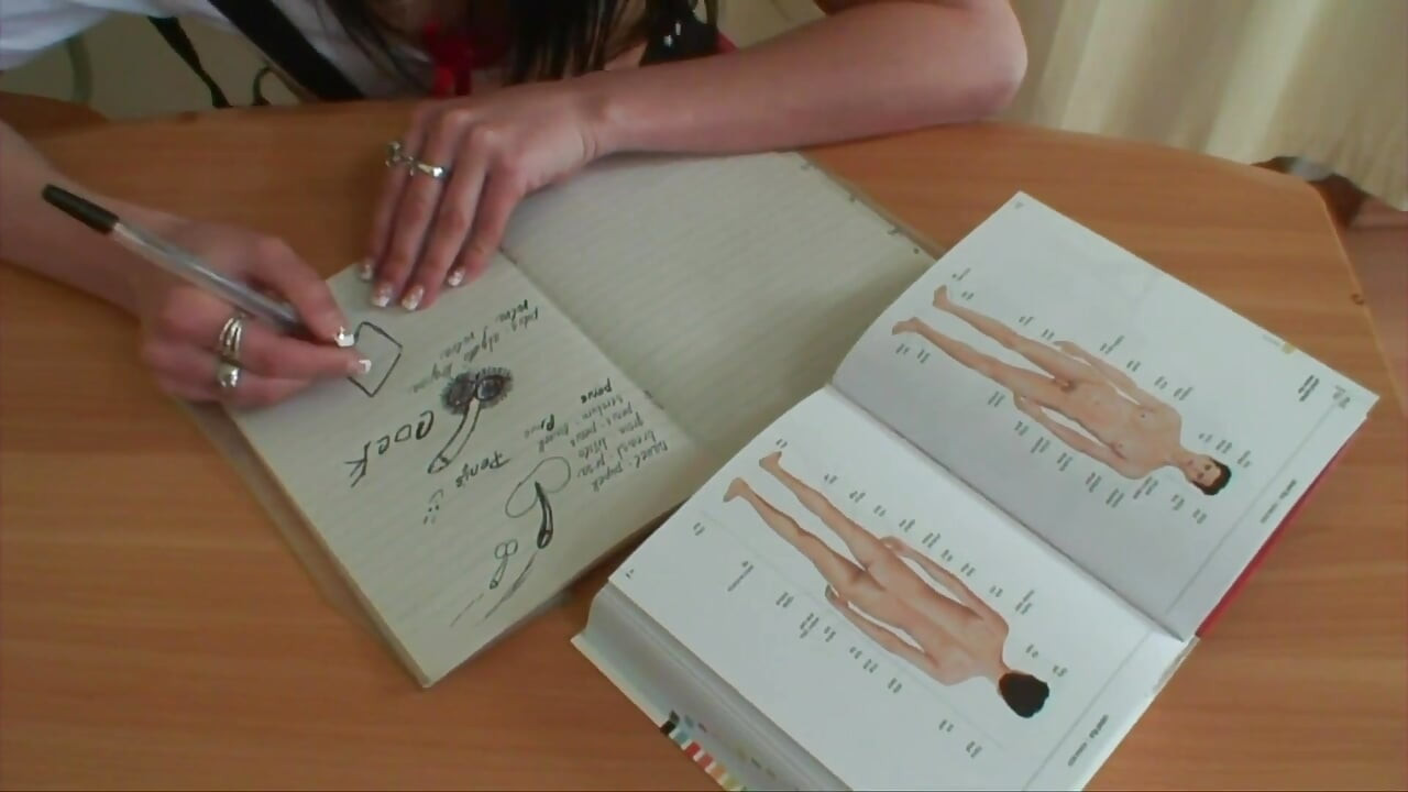 O brunetă sexy cu țâțe mici și corp perfect adoră să gemă și să se bucure în timp ce este futută în pizda ei umedă