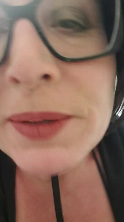 Přestávka v kanceláři s Julií ve sprše servisního technika