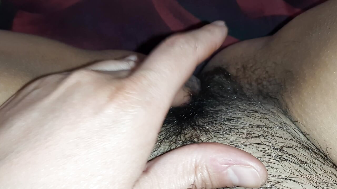 我的继母和我对着对方自慰我们的阴户