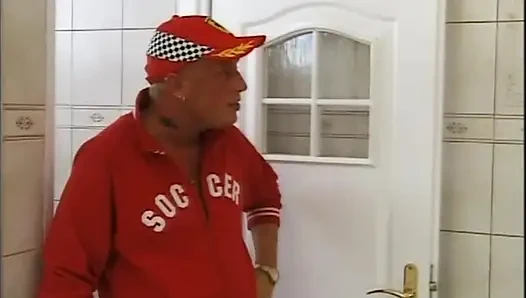 Güzel seksi klasik orta yaşlı seksi kadınlar büyük azgın yaraklarla sikiliyor ve boşalıyor