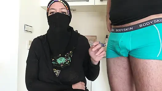 A young Algerian woman shoots her first pornographic film in Marseille because she needs money to pay her rent.