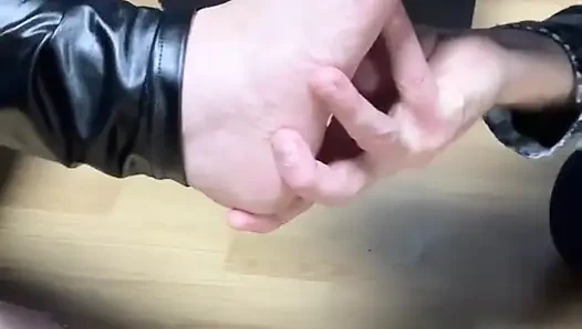 Er nimmt sein Essen dank meiner Füße...