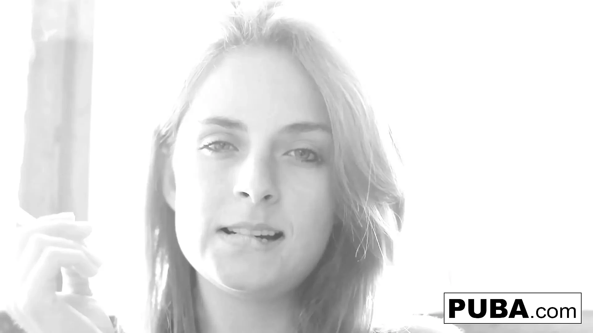 Peituda Ashlee Graham fuma enquanto mostra seu natural