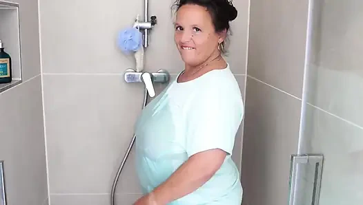 Зрелая брюнетка с массивными сиськами становится бурной в душе